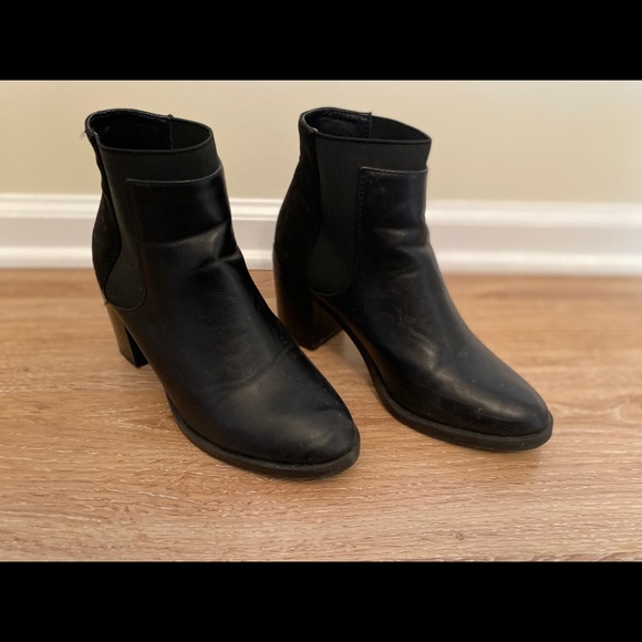 ITALIAN Plinkie Black Faux Leather Booties - Picture 1 of 2